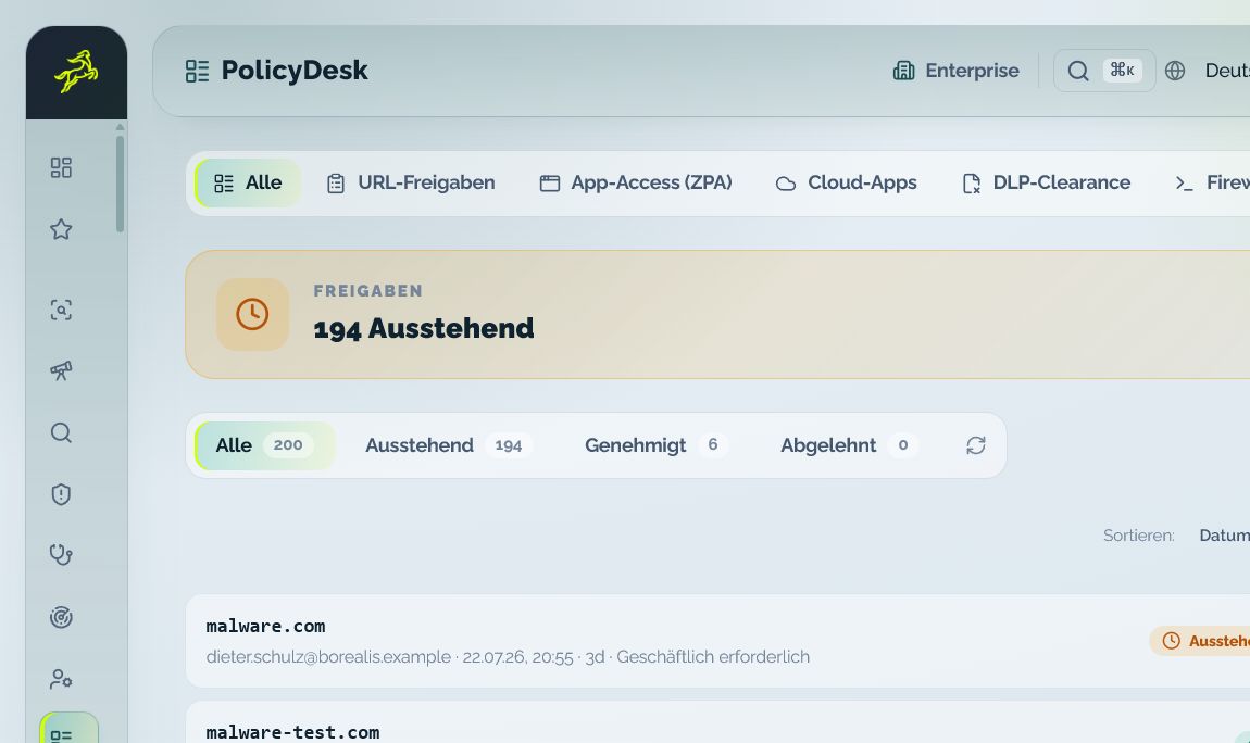 Access Review Desk zeigt offene, genehmigte und abgelehnte Freigaben mit Begründung und Status